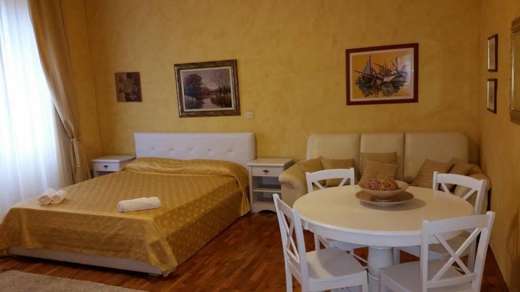 Apartments Villa Rossella 1 로비니 외부 사진