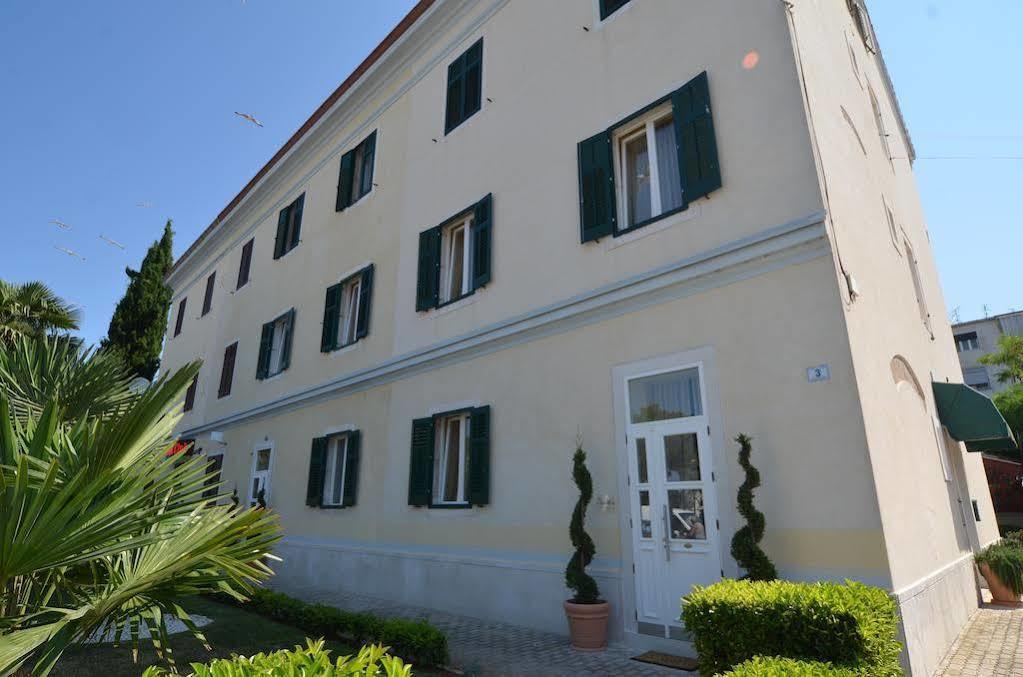 Apartments Villa Rossella 1 로비니 외부 사진