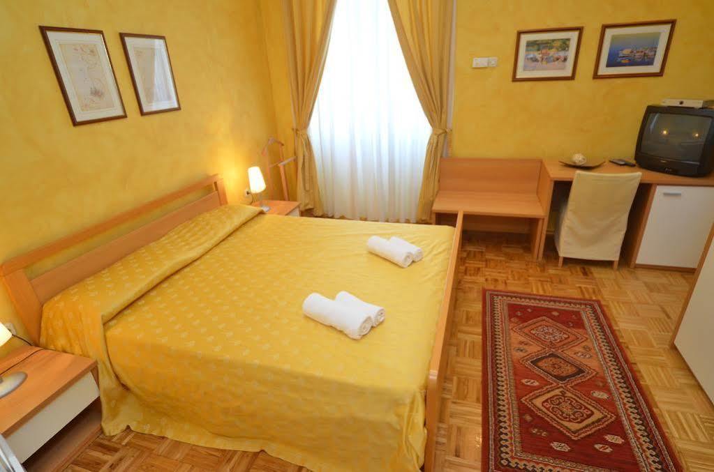 Apartments Villa Rossella 1 로비니 외부 사진